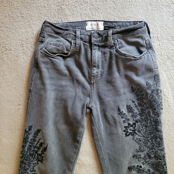 We The Free faded black floral embroidered raw hem jeans size 25​ - Picture 5 of 15